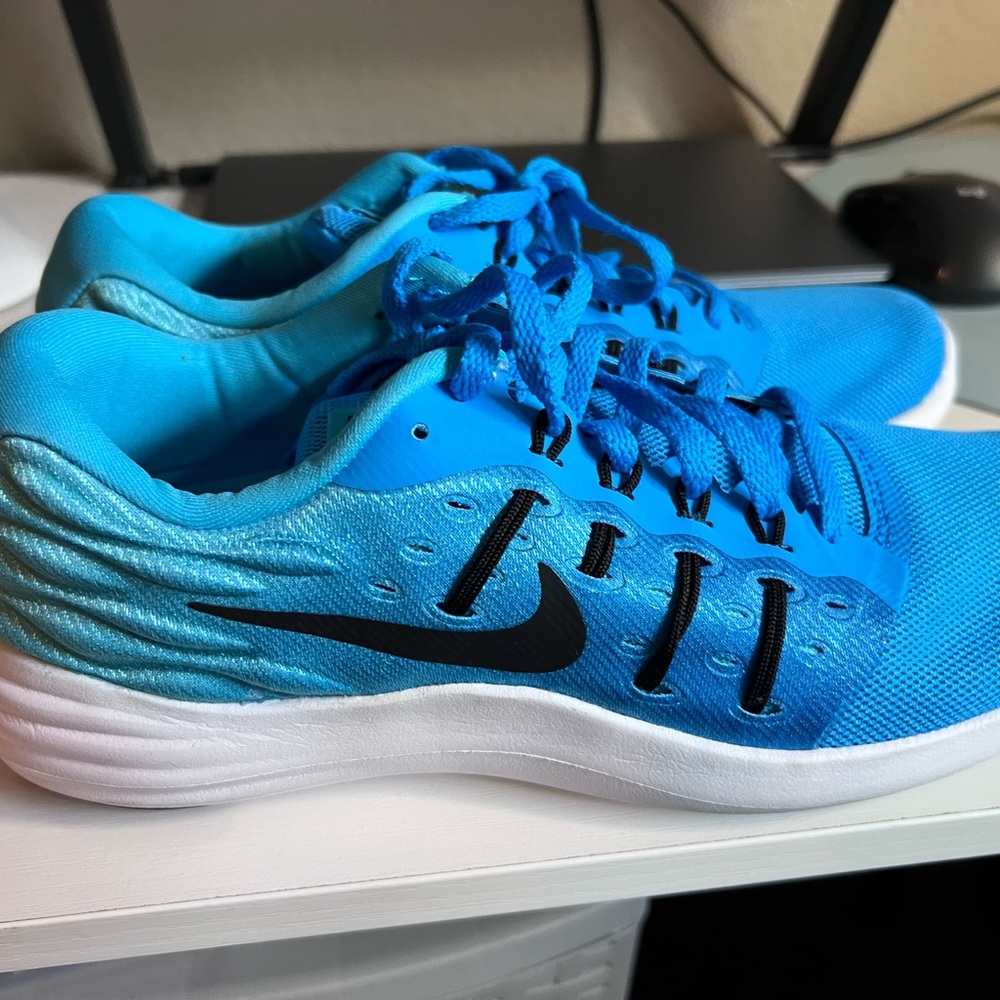 Nike blue athletic shoe - Picture 2 of 6